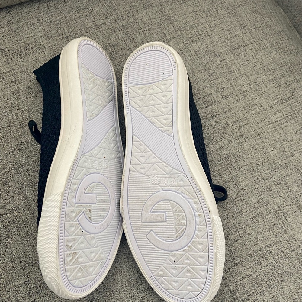 🎈NWOT🎈GBG “Guess” Sneakers” 🎈9M - Picture 2 of 3
